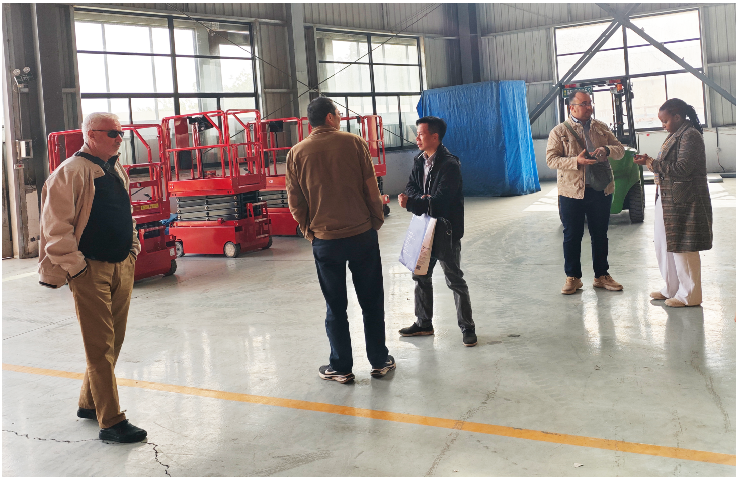 O delegație de clienți algerian vizitează Zhejiang Wizplus Smart Equipment Ltd și laudă pentru siguranța și tehnologiile avansate ale platformelor de ridicare